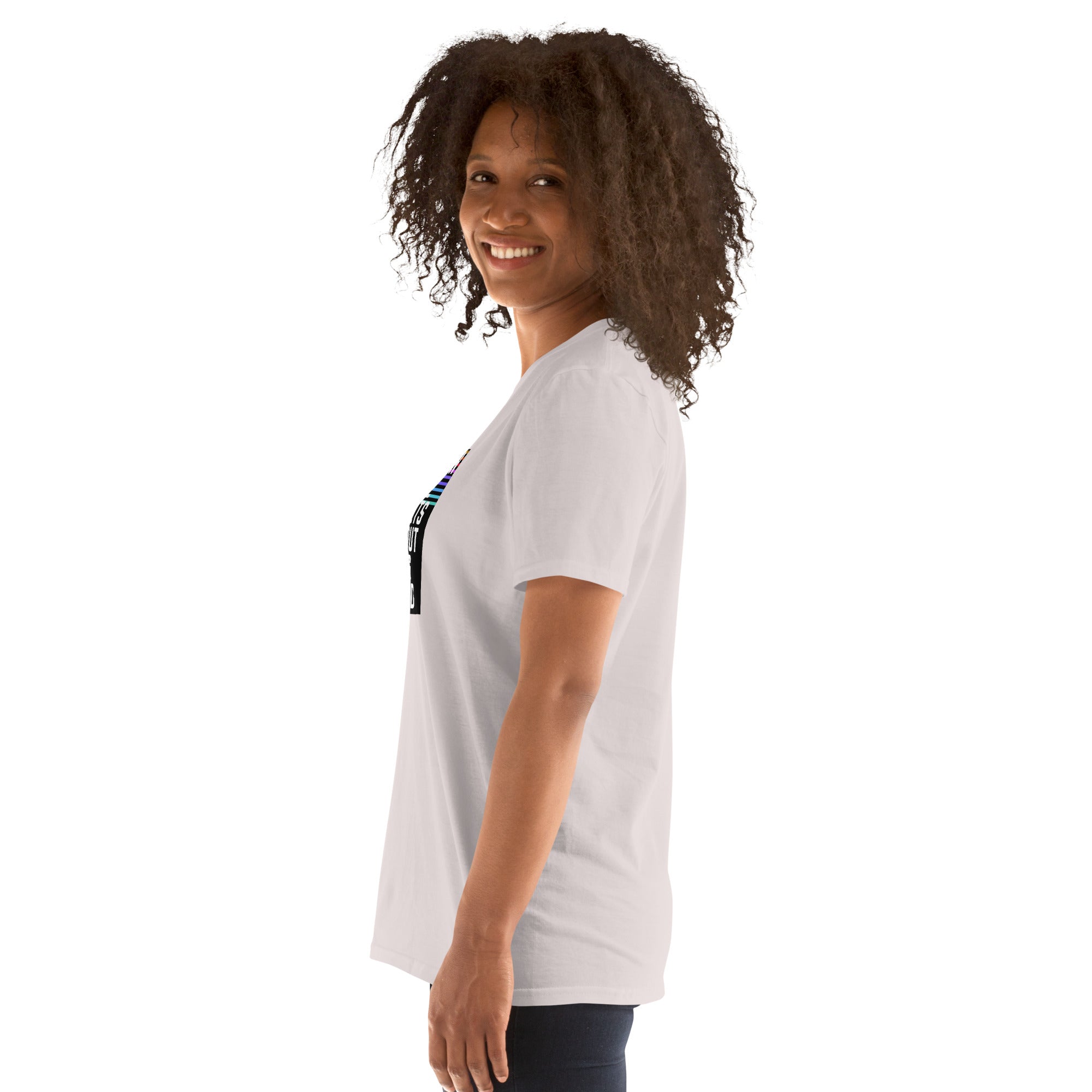 Camiseta unisex blanca de manga corta, vista lateral con borde del estampado