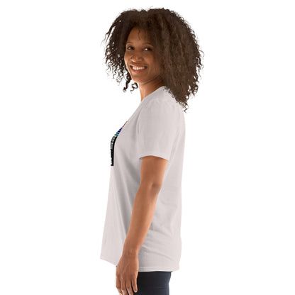 Camiseta unisex blanca de manga corta, vista lateral con borde del estampado