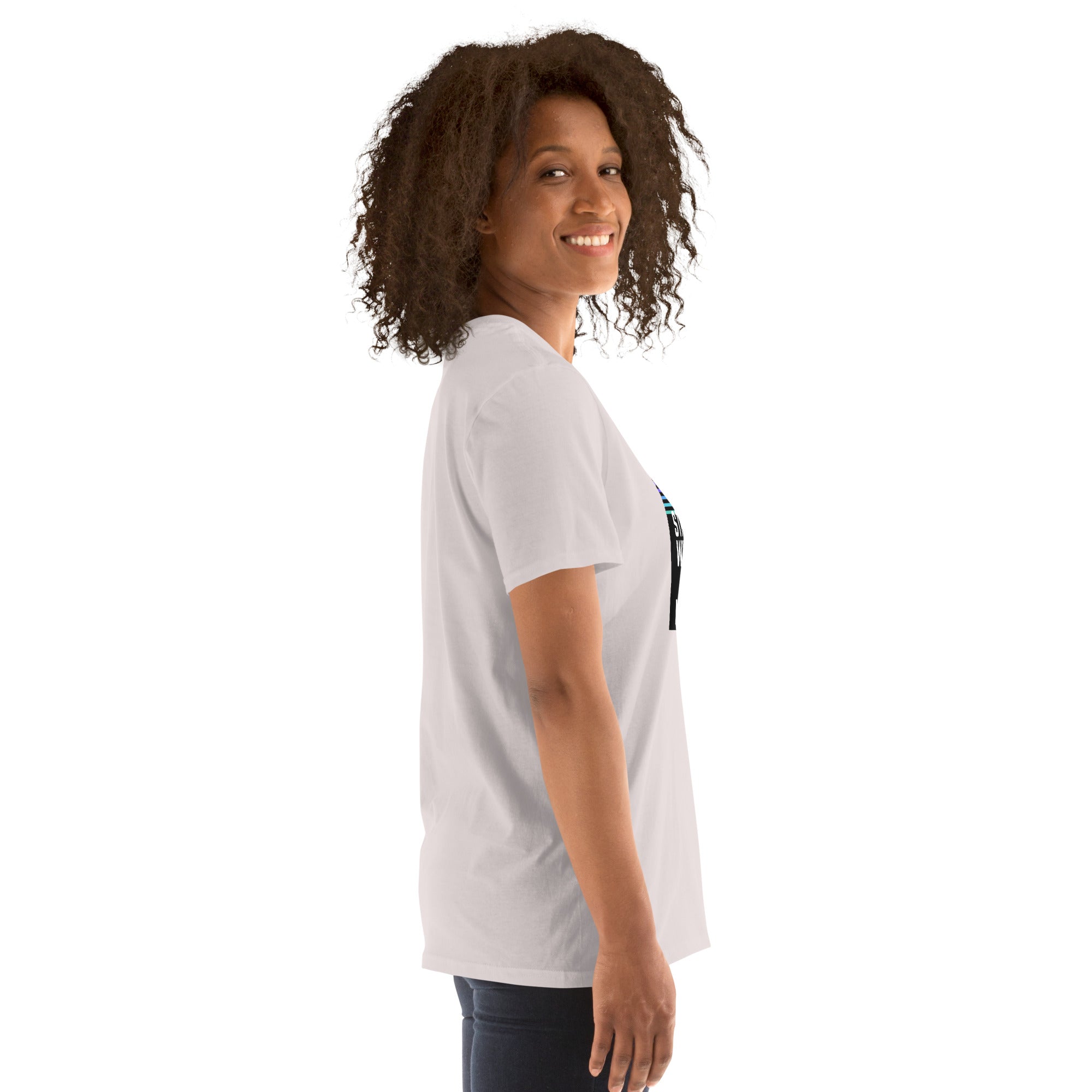 Camiseta unisex blanca de manga corta, vista lateral izquierda con gráfico parcial