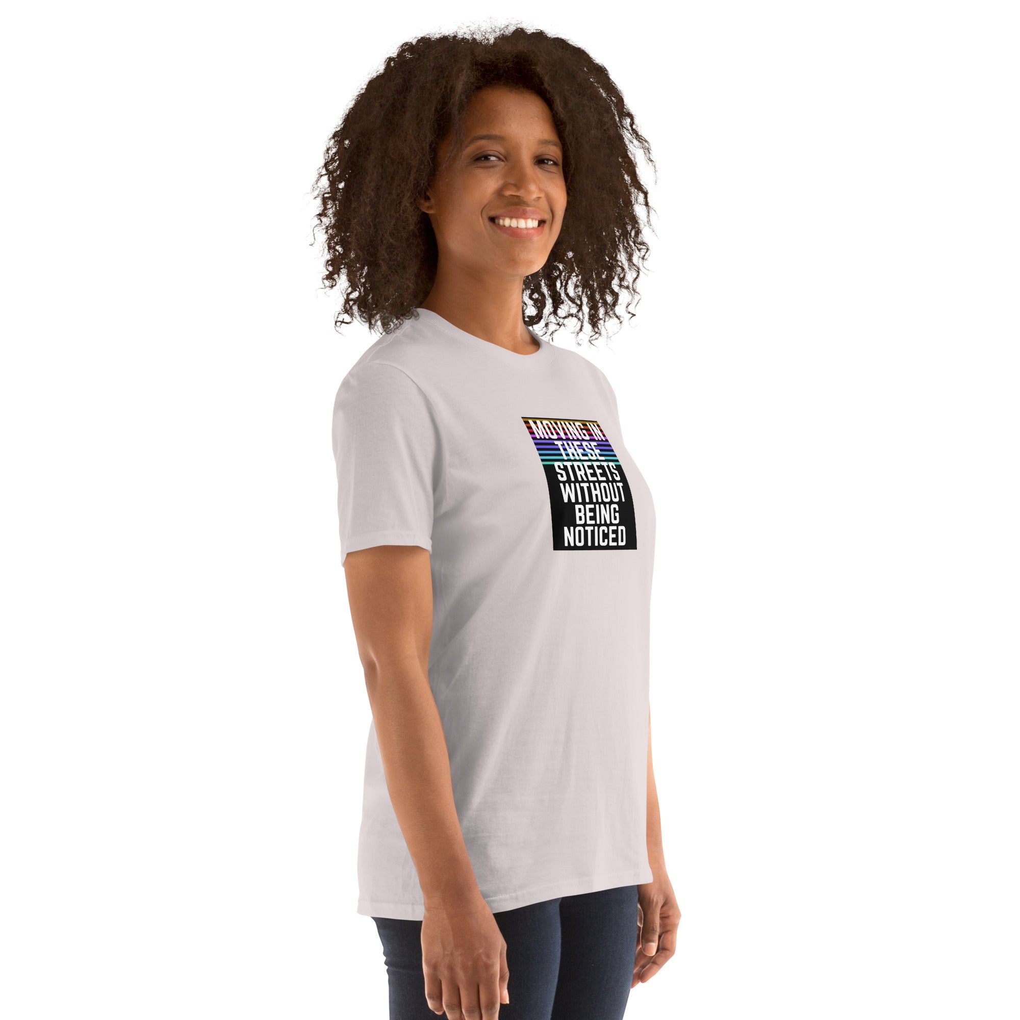Camiseta unisex blanca de manga corta con estampado frontal rectangular