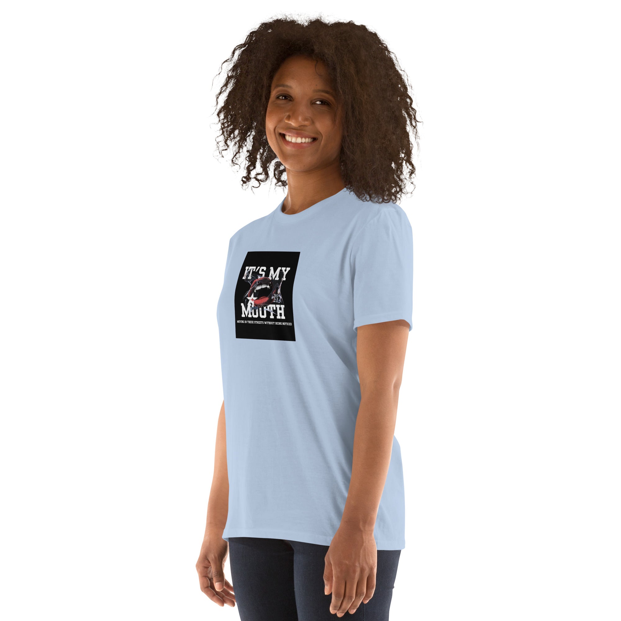 Unisex T-Shirt hellblau mit großem „IT’S MY MOUTH“-Aufdruck auf der Brust