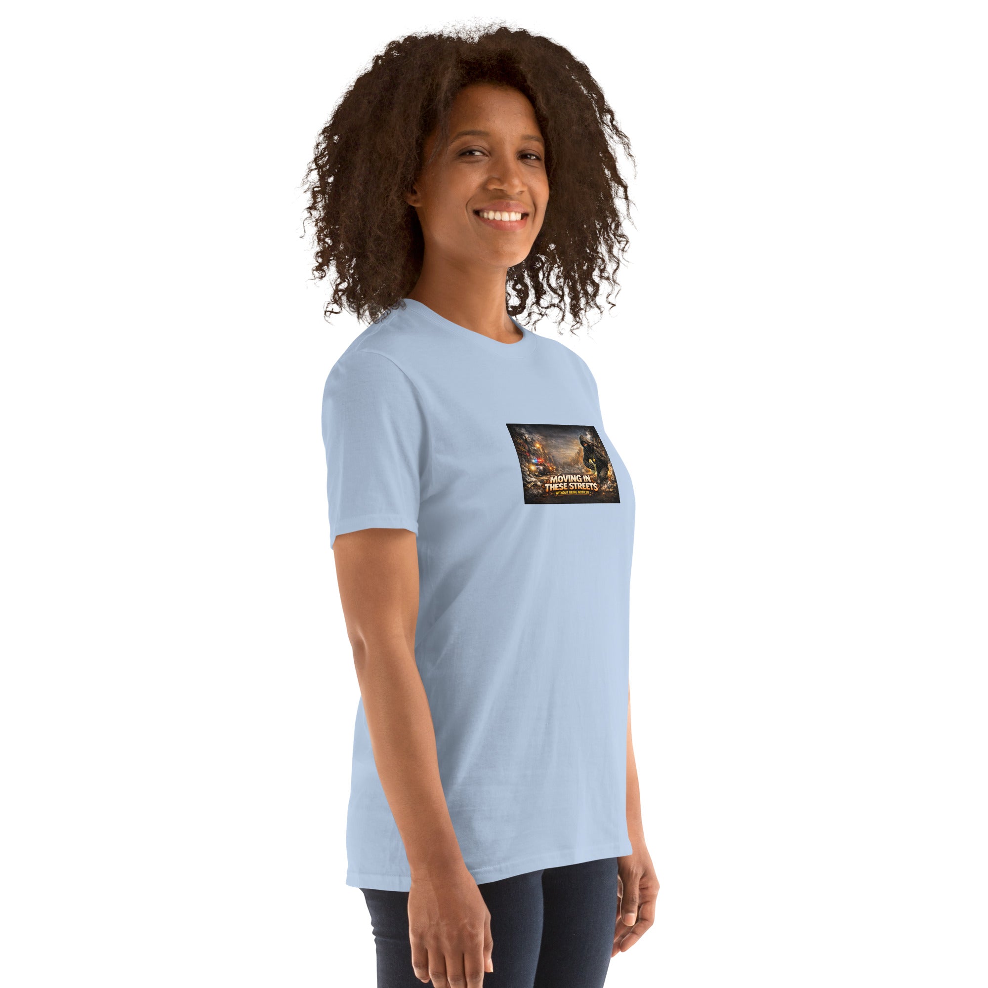 Camiseta premium azul claro con estampado cuadrado al frente y manga corta