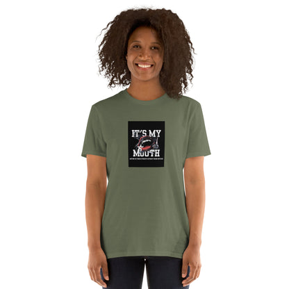 Camiseta unisex verde militar con estampado cuadrado negro “IT&