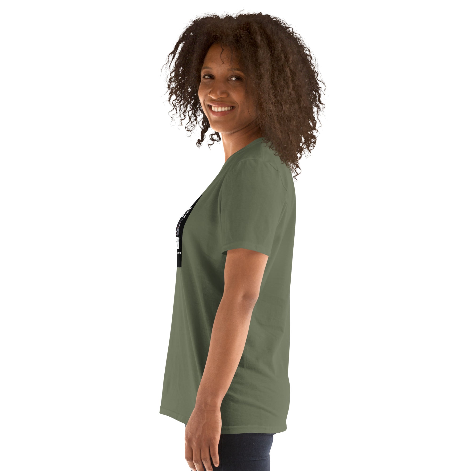 Camiseta unisex verde militar, vista lateral, sin estampado visible