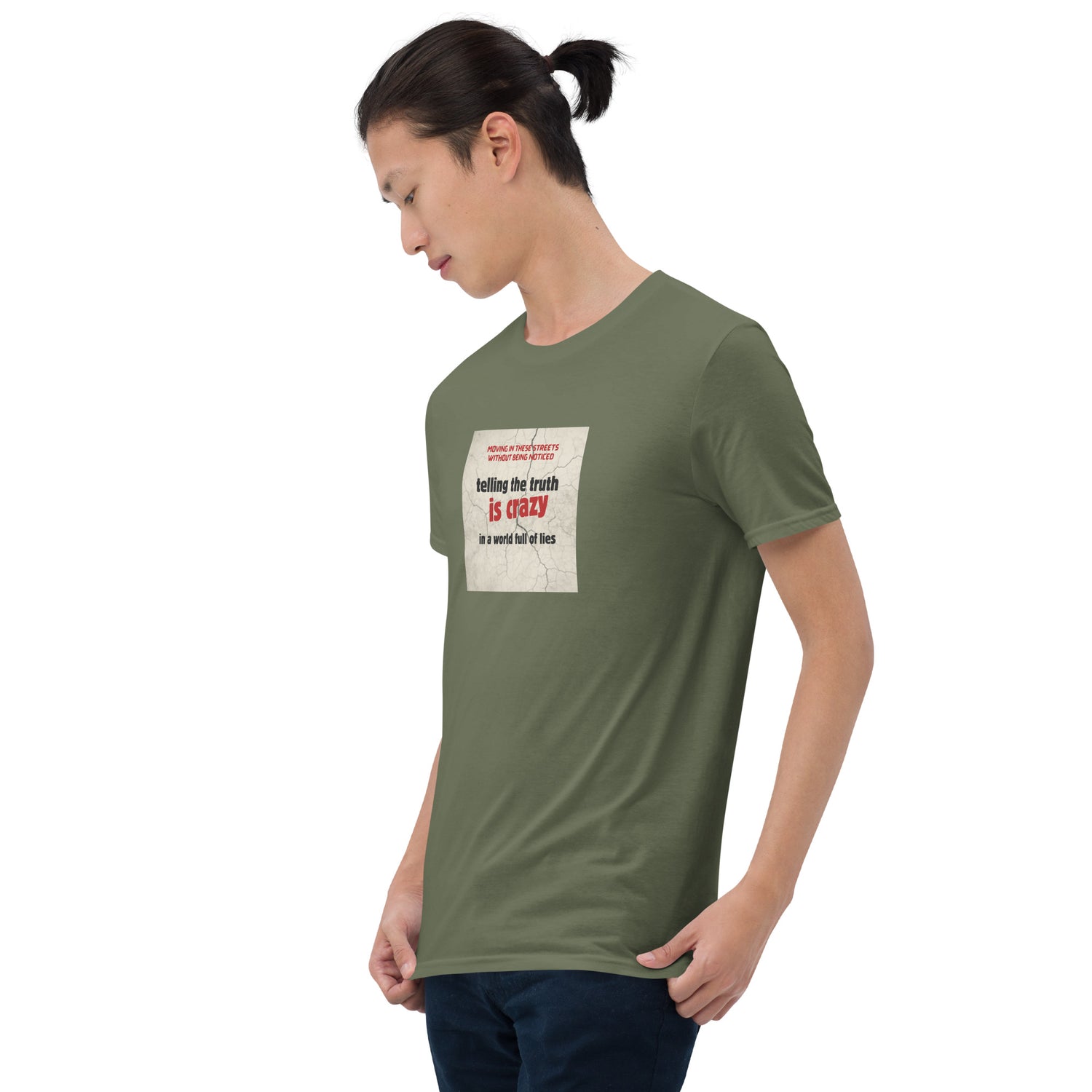 Militärgrünes T-Shirt mit Frontprint im Quadrat, Seitenansicht, kurze Ärmel