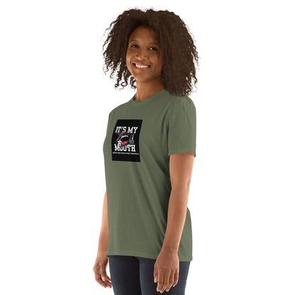 Camiseta unisex verde militar con estampado cuadrado negro en el pecho