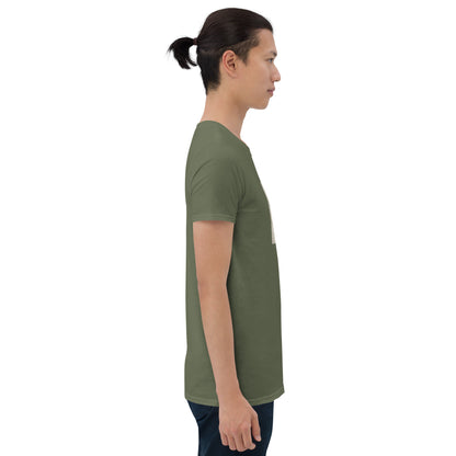 Militärgrünes T-Shirt Seitenansicht, Frontprint teilweise sichtbar, kurze Ärmel