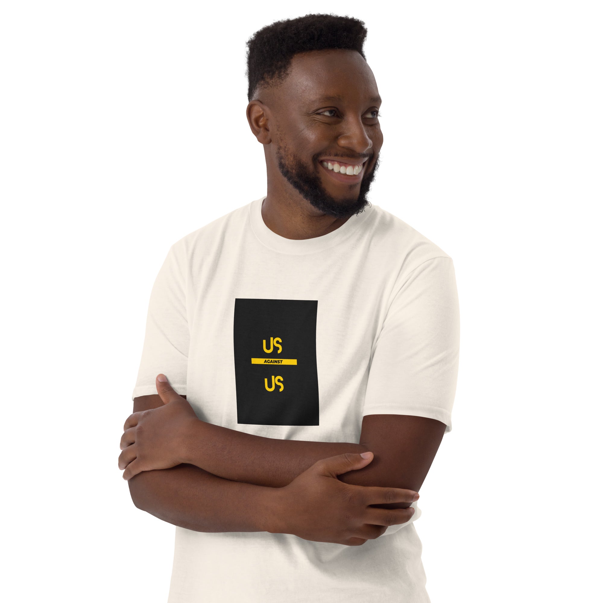 Natural T‑Shirt vorne mit Frontgrafik, Arme verschränkt, schwarzes Quadrat