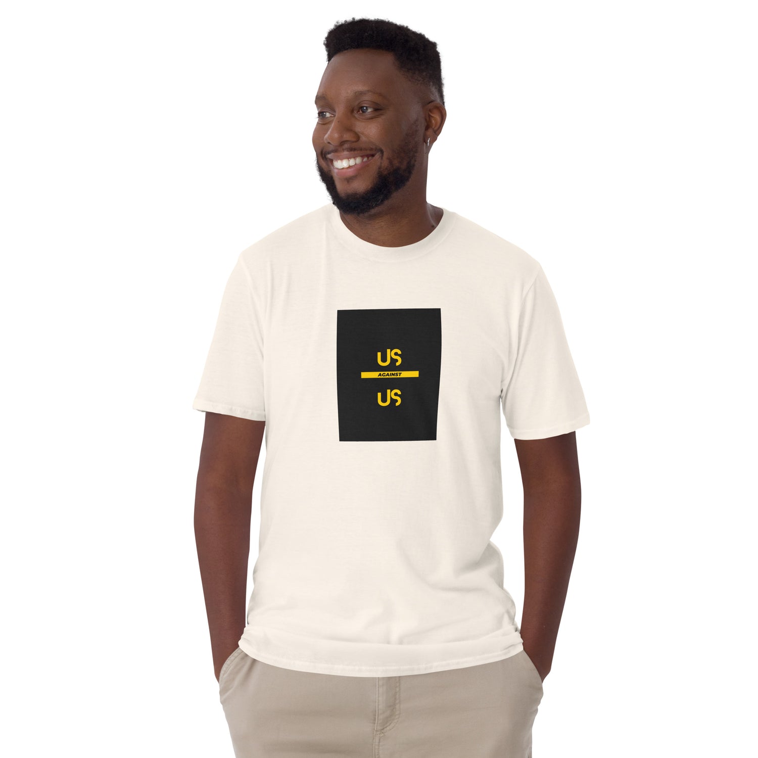Natural T‑Shirt vorne, schwarzes Quadrat mit gelben „US“ Symbolen
