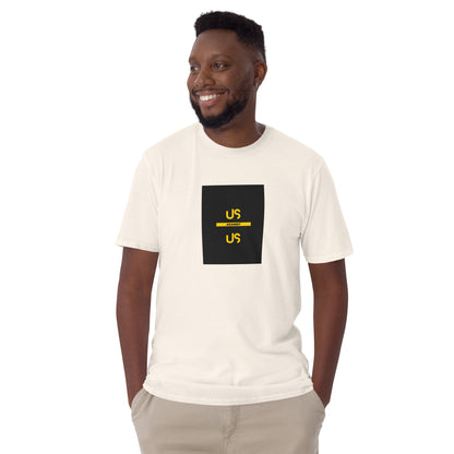 Natural T‑Shirt vorne, schwarzes Quadrat mit gelben „US“ Symbolen