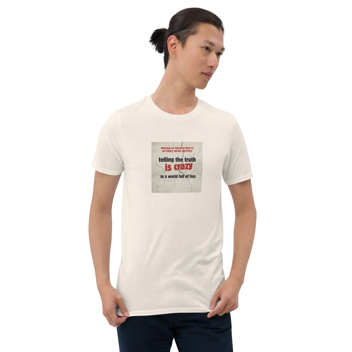 Cremefarbenes T-Shirt mit Quadrataufdruck „telling the truth is crazy“