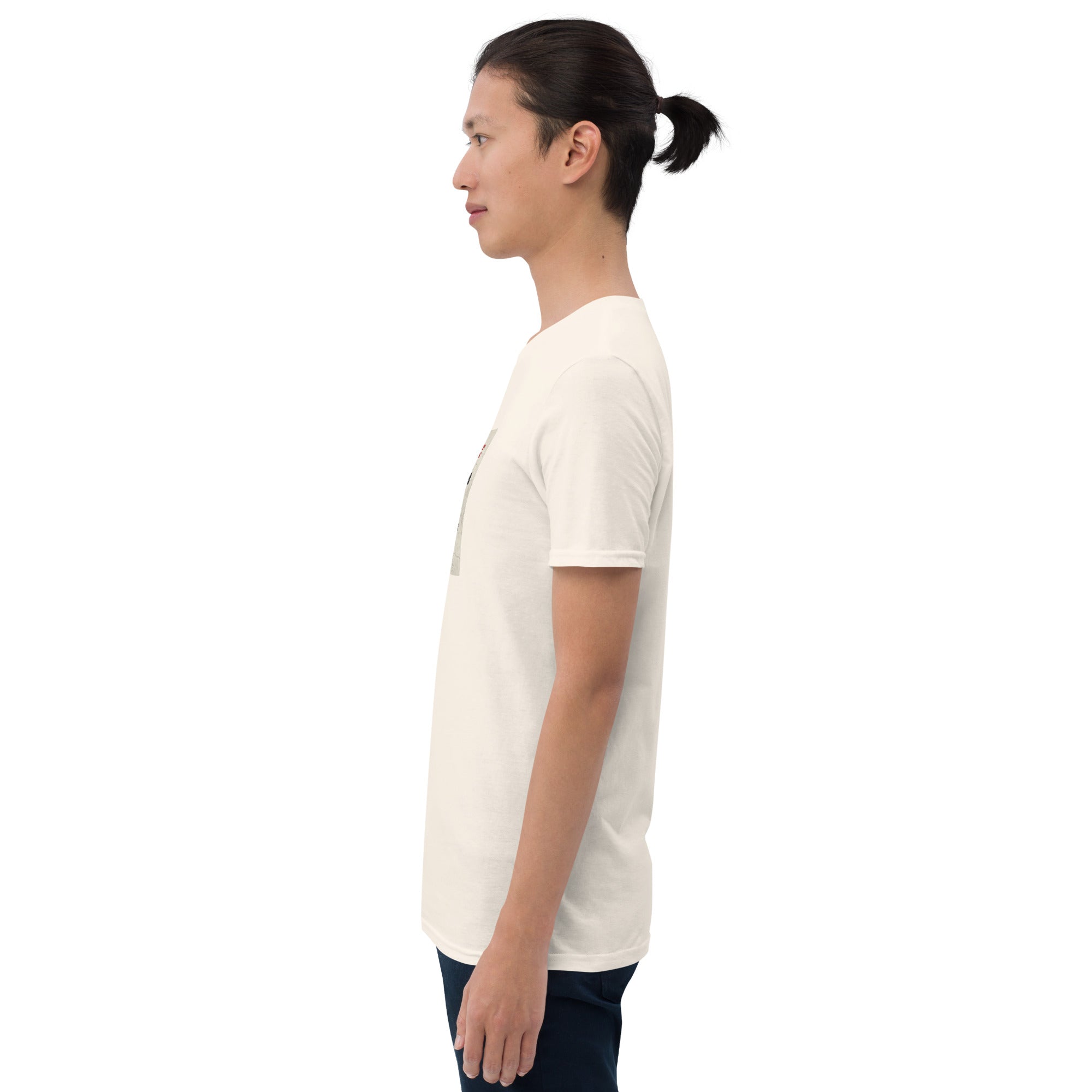Cremefarbenes T-Shirt, Seitenansicht mit Kastenprint im Brustbereich