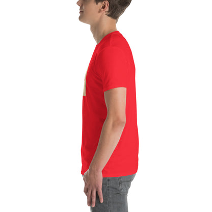 T-shirt America Is A Scam rossa vista di profilo, stampa “AMERICA” sul petto
