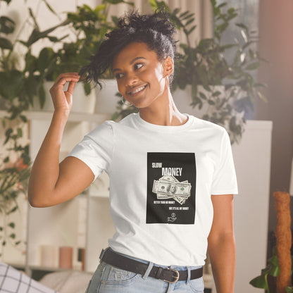 Weißes Unisex T-shirt mit „Slow Money“ Schriftzug im schwarzen Brustprint