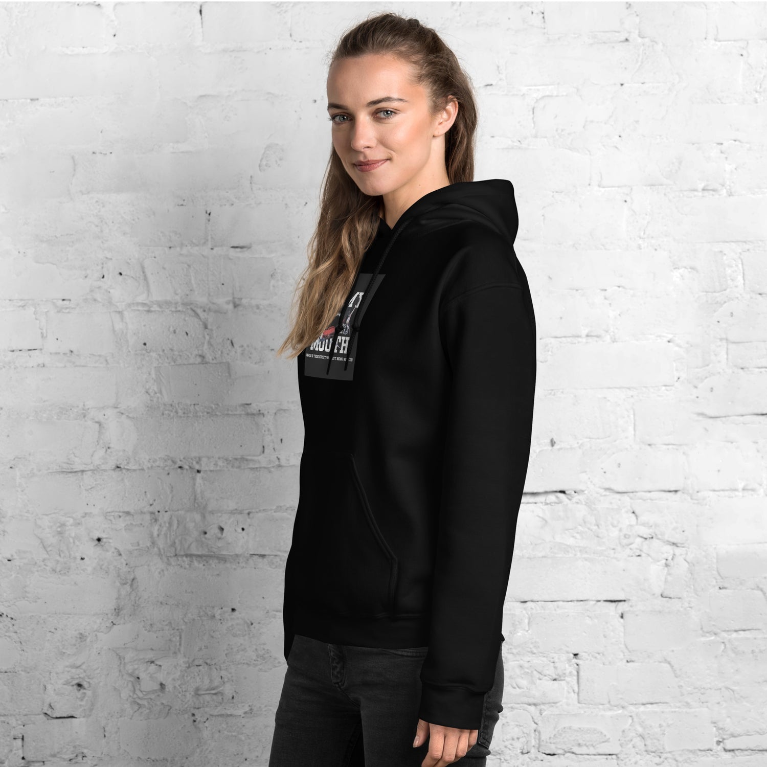 Unisex Hoodie Schwarz seitlich mit Kapuze und Front-Print im Brustbereich