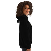 Sudadera negra con manga larga y capucha, vista de perfil