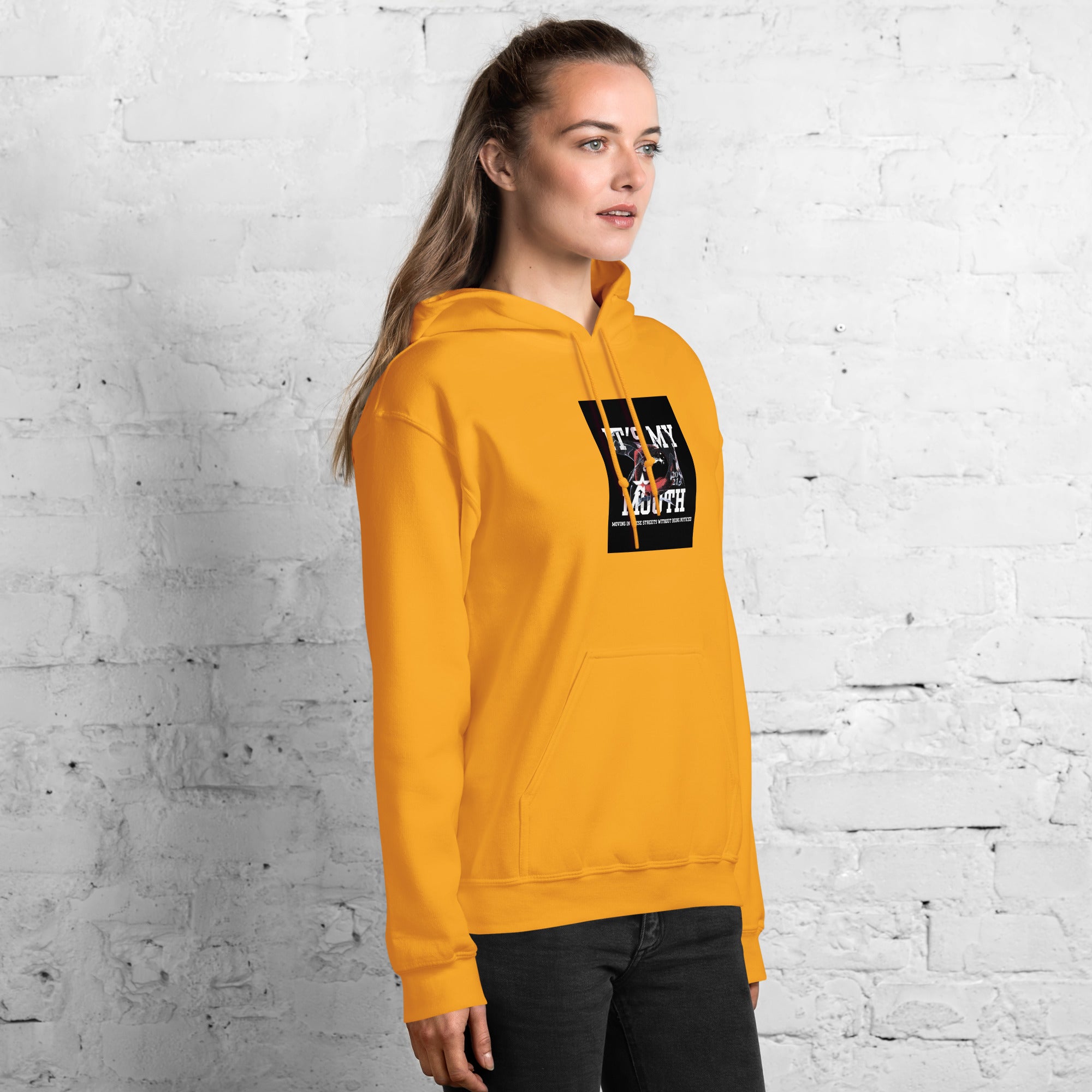 Gold unisex hoodie mit Kapuze und Front-Print, Ärmel und Saum sichtbar