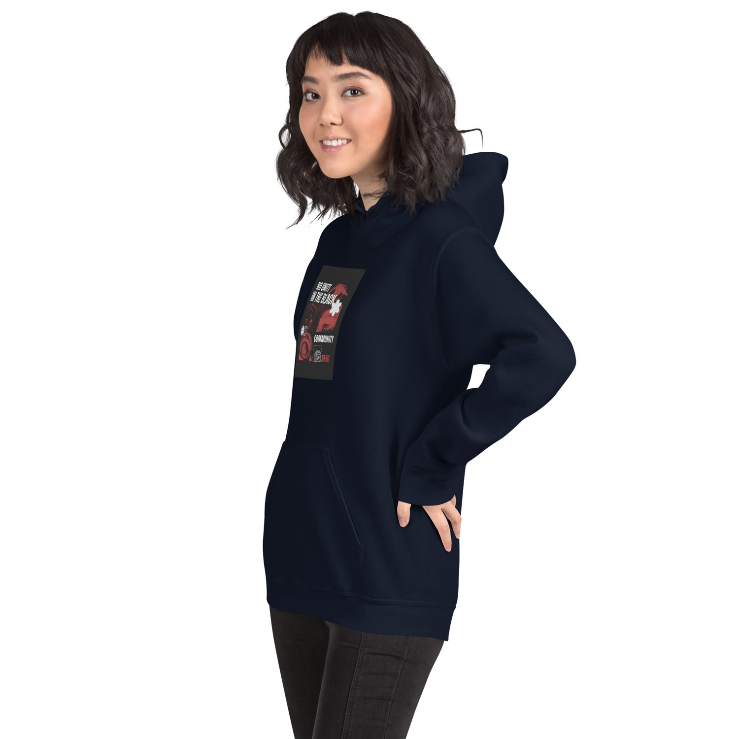 Unisex-Hoodie mit Kapuze, navyblau, seitliche Frontansicht mit linker Brustgrafik